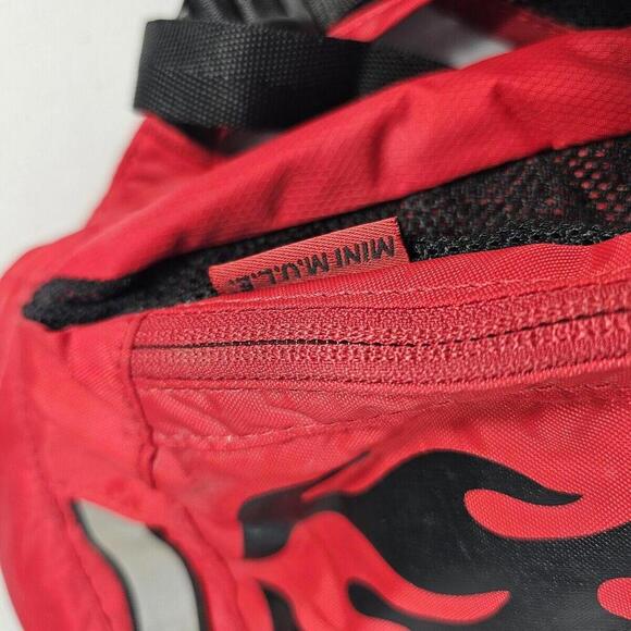 CamelBak Mini M.U.L.E Kids Hydration Hiking Backpack 50 oz Red/flames No Bladder - Picture 3 of 7